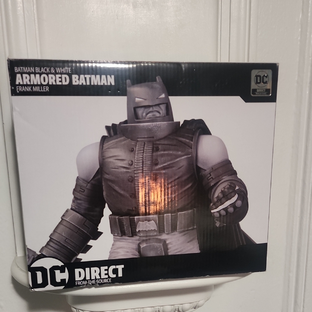 DC Direct BATMAN Black & White Statue Armored Batman Frank Miller 1:10 Scale